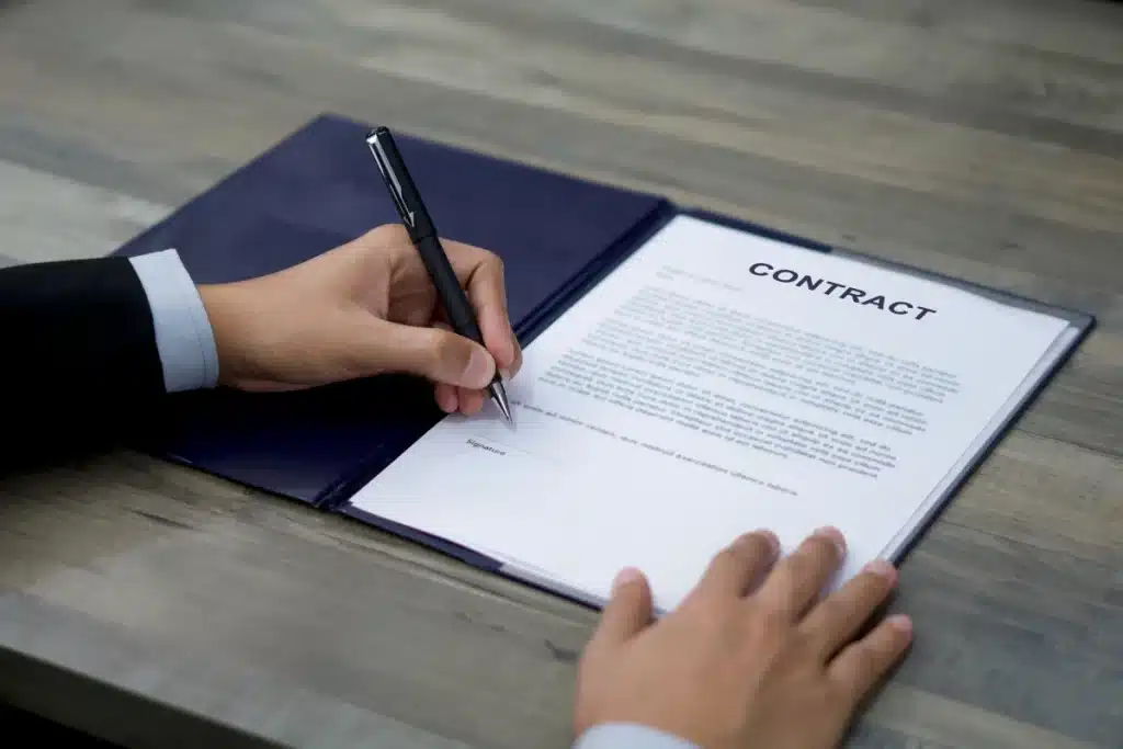 Un homme signant un contrat de travail traduit