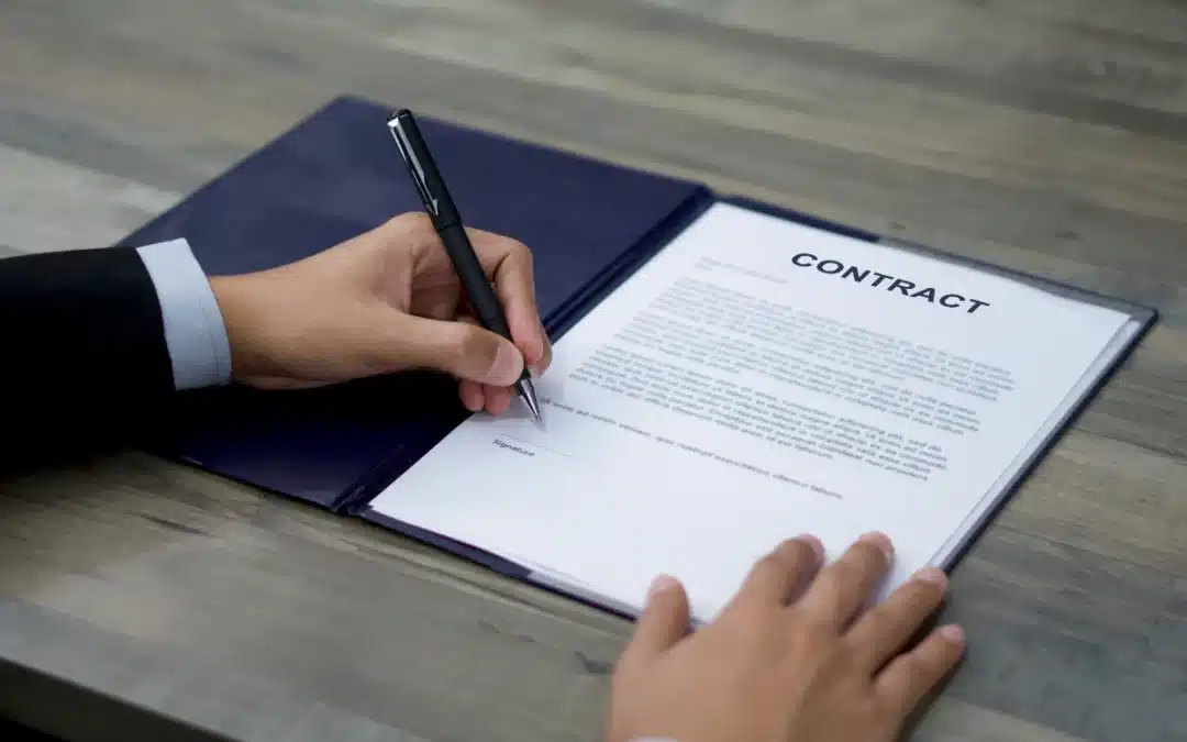 Un homme signant un contrat de travail traduit